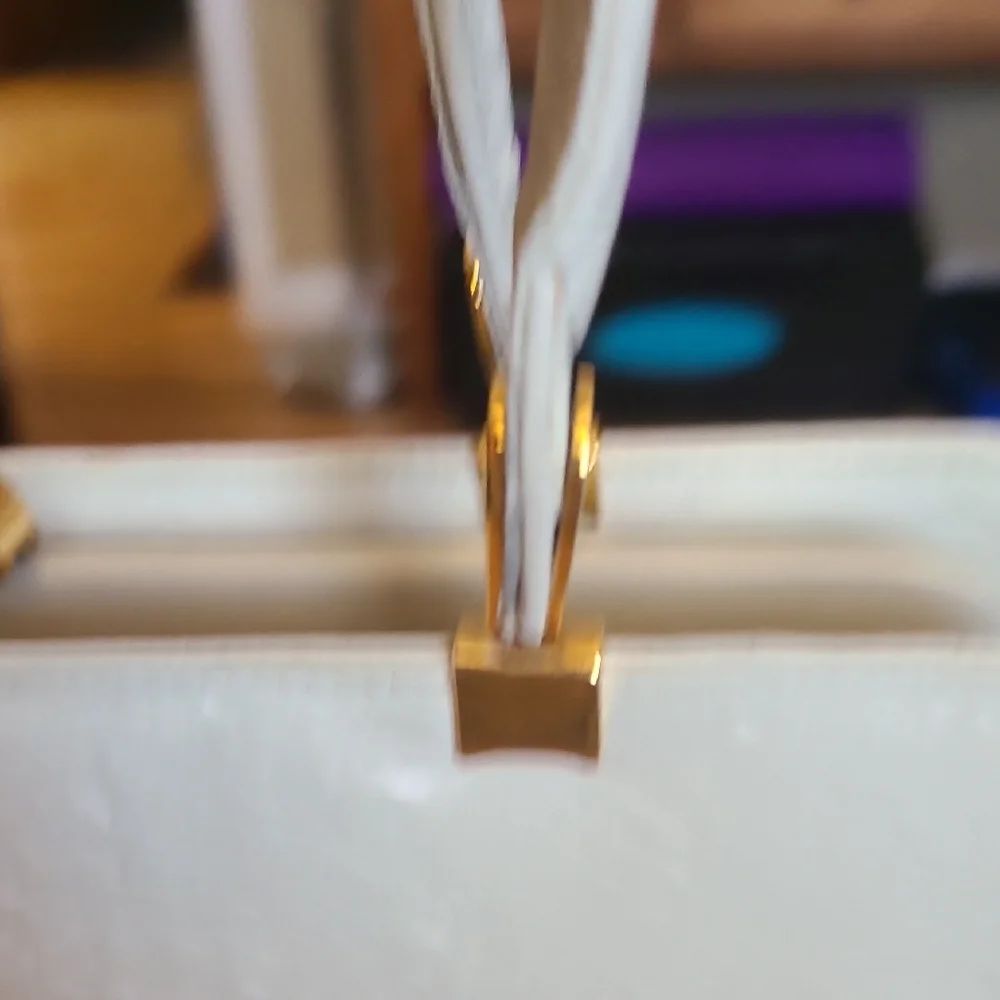 Elegant White Handbag - Picture 4 of 7